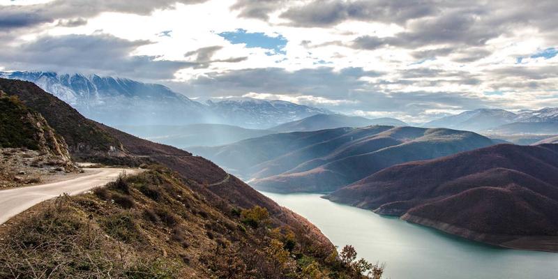 从兴趣社区到信息茧房：社交平台虚假信息的传播模式与治理新路径