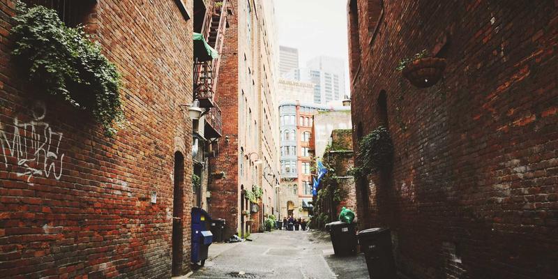 社交平台情绪传播机制研究:从个体情感到网络群体情绪的演变路径